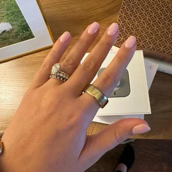 OURA RING GEN 4 GOLD SIZE 8
Oura - Picture 5 of 7